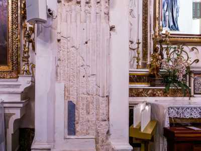 Qui notiamo anche un saggio effettuato su un pilastro che mostra la precedente colonna in pietra dalla chiesa di San Matteo, sul quale fu costruita quella attuale